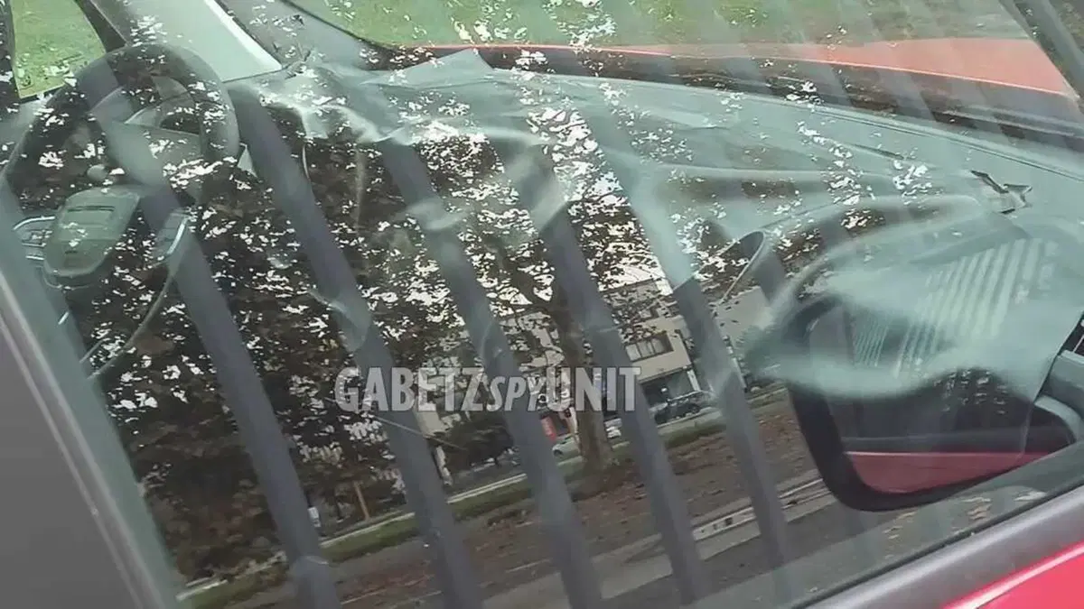 Jeep Renegade: restyling degli interni, nuova plancia nelle foto spia (4)