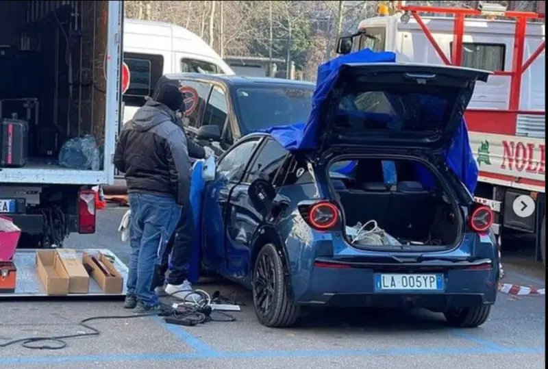 Una fase delle riprese video, qui si vede il bocchettone di ricarica aperto