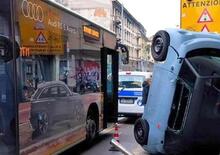 Citroen AMI vs Autobus, sorpasso infelice, ma nessuno si fa male