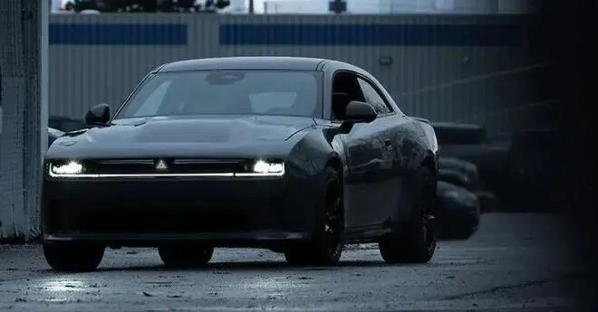 Dodge Charger Daytona SRT: prime foto della elettrica, ma forse arriva l'Uragano...   