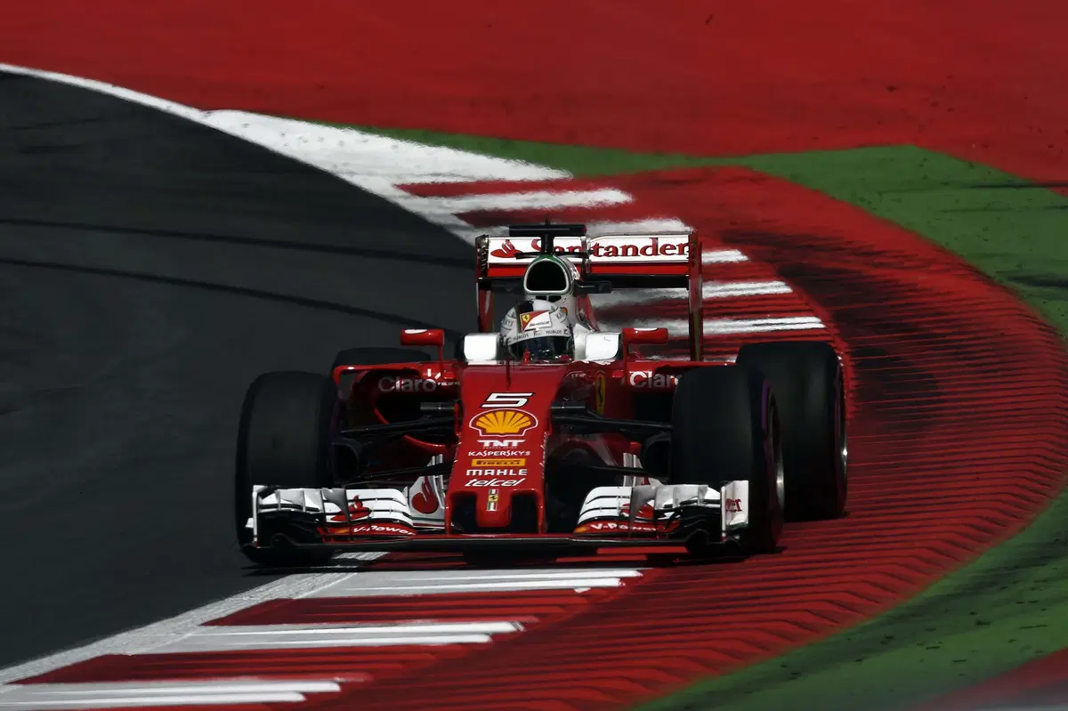 F1, Gp Austria 2016: penalità di cinque posizioni in griglia per Vettel (37)
