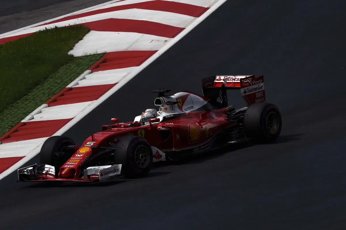 F1, Gp Austria 2016: penalità di cinque posizioni in griglia per Vettel (26)