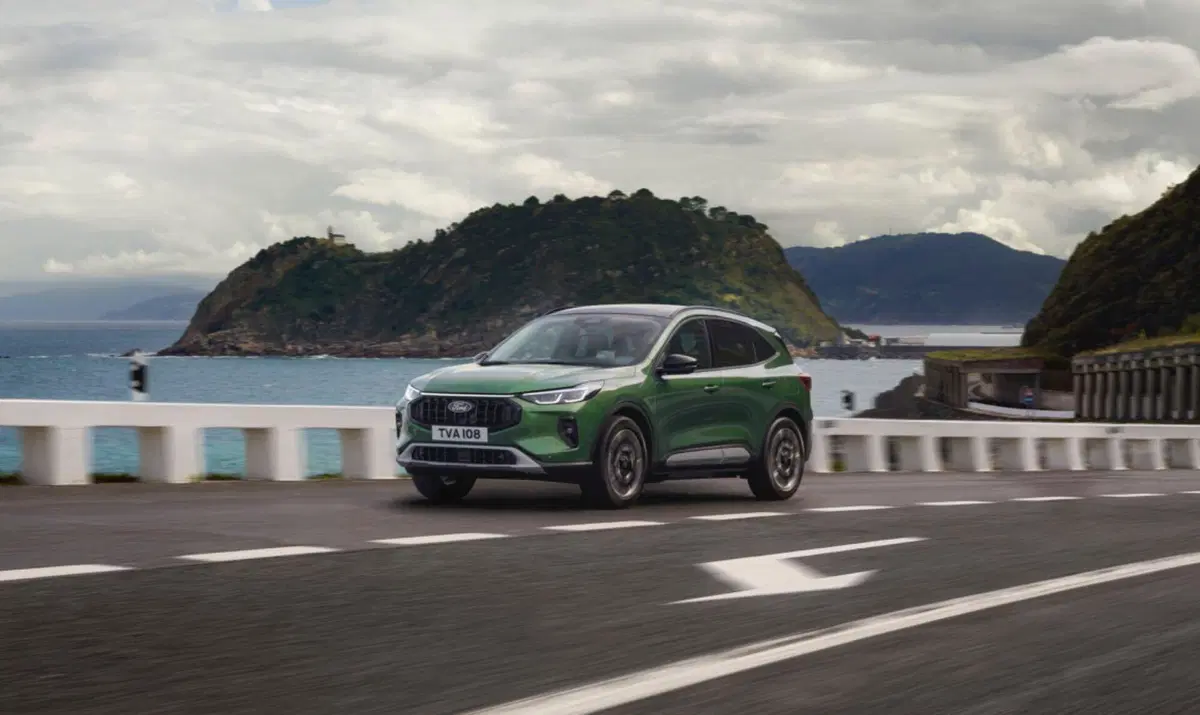 Ford Kuga: restyling 2024 pronto, ecco gli interni spettacolari (6)