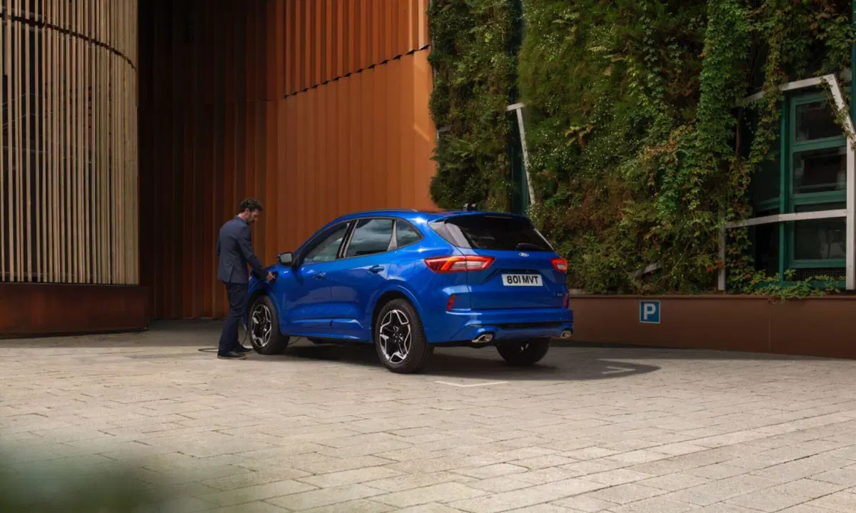 Ford Kuga: restyling 2024 pronto, ecco gli interni spettacolari (13)