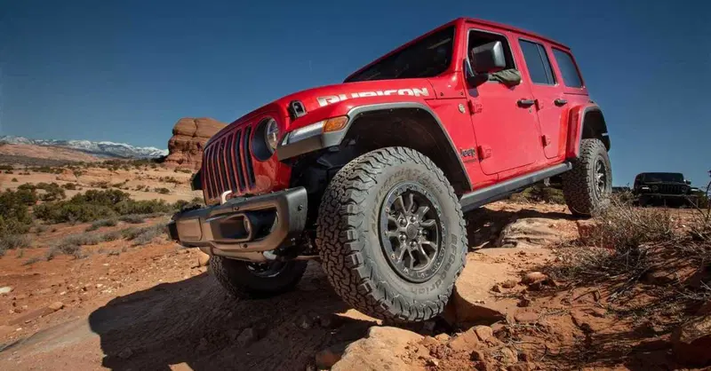 L'auto che consuma di pi&ugrave; negli USA (6 km/litro) esce di produzione: Jeep Wrangler V8 