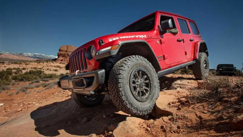 L'auto che consuma di pi&ugrave; negli USA (6 km/litro) esce di produzione: Jeep Wrangler V8 