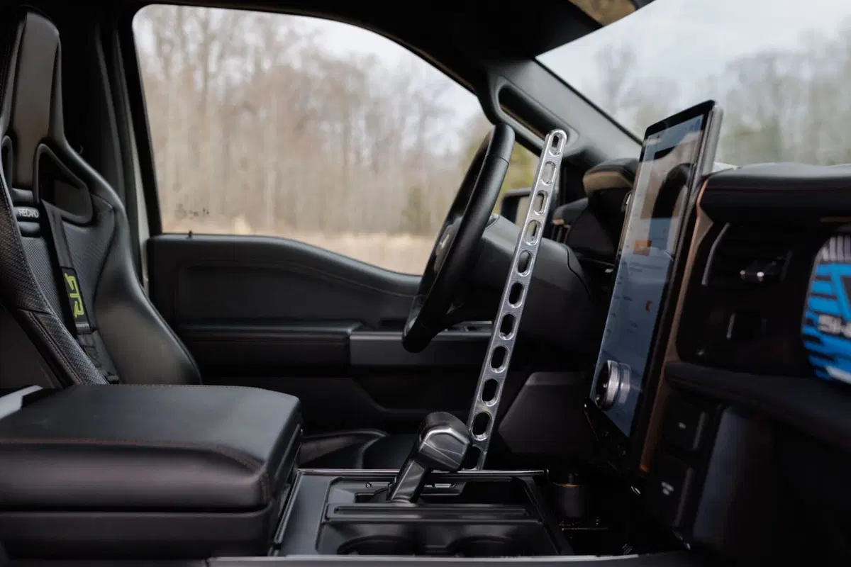 Ford F-150 Lightning Switchgear: la risposta di Detroit al Cybertruck (4)
