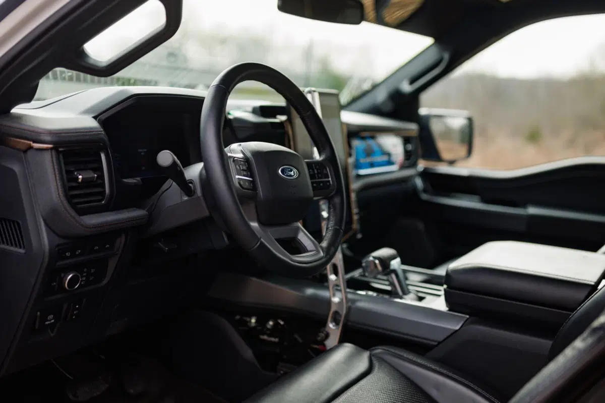 Ford F-150 Lightning Switchgear: la risposta di Detroit al Cybertruck (5)