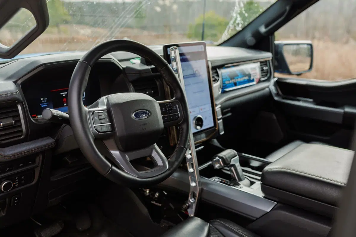 Ford F-150 Lightning Switchgear: la risposta di Detroit al Cybertruck (8)