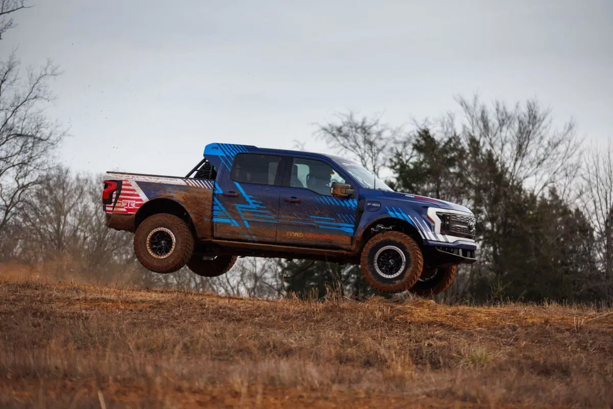 Ford F-150 Lightning Switchgear: la risposta di Detroit al Cybertruck (15)