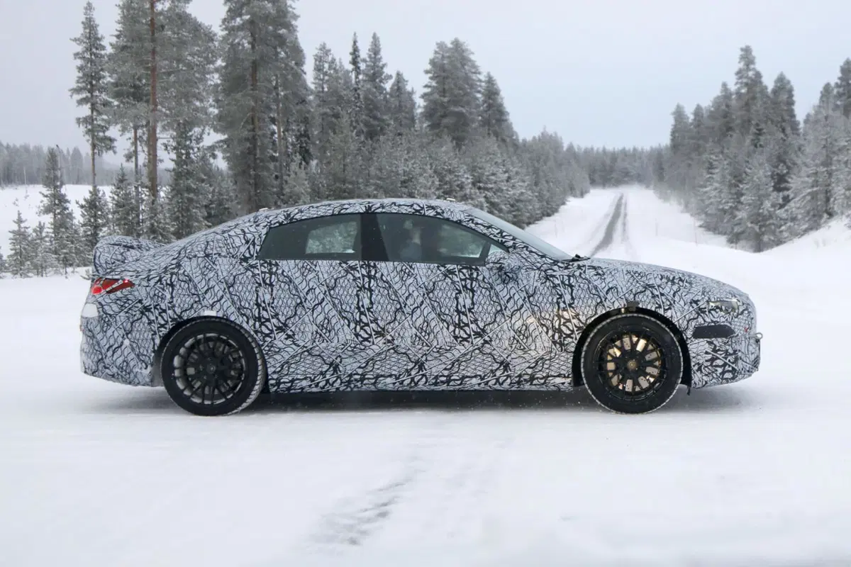 Mercedes AMG EQA, la nuova elettrica arriverà nel 2025 [Foto Spia] (2)
