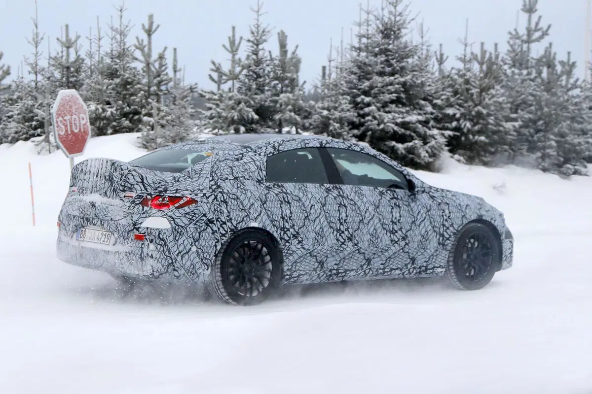 Mercedes AMG EQA, la nuova elettrica arriverà nel 2025 [Foto Spia] (3)