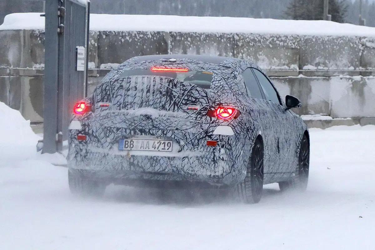 Mercedes AMG EQA, la nuova elettrica arriverà nel 2025 [Foto Spia] (4)
