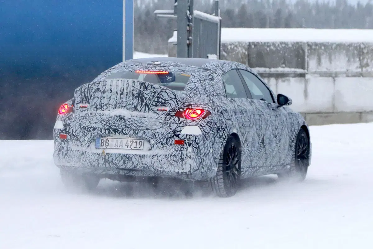Mercedes AMG EQA, la nuova elettrica arriverà nel 2025 [Foto Spia] (5)