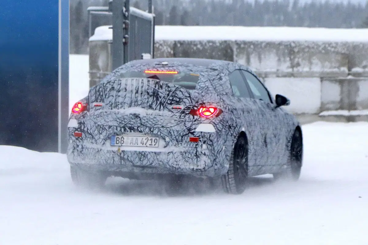 Mercedes AMG EQA, la nuova elettrica arriverà nel 2025 [Foto Spia] (7)