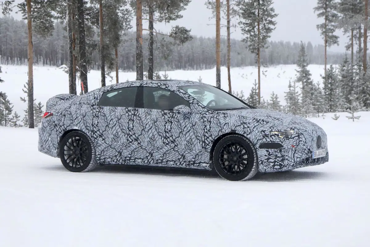 Mercedes AMG EQA, la nuova elettrica arriverà nel 2025 [Foto Spia] (8)