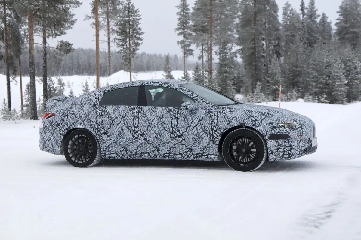 Mercedes AMG EQA, la nuova elettrica arriverà nel 2025 [Foto Spia] (9)