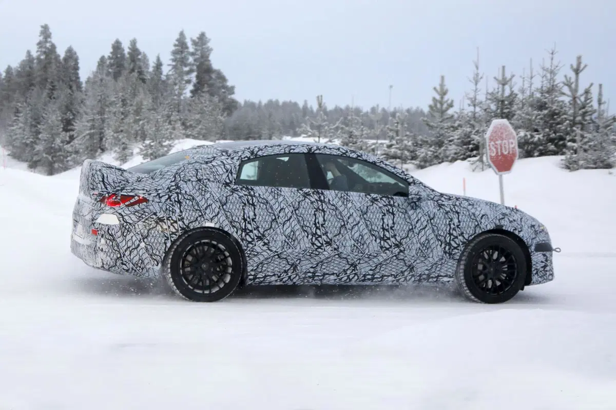 Mercedes AMG EQA, la nuova elettrica arriverà nel 2025 [Foto Spia] (10)