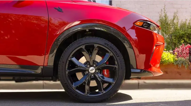 Freni Brembo a pinza fissa e ruote da 20" per la Dodge Hornet R/T