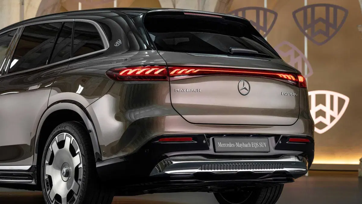 Mercedes-Benz EQS SUV Maybach 680 First Class Night series (10)