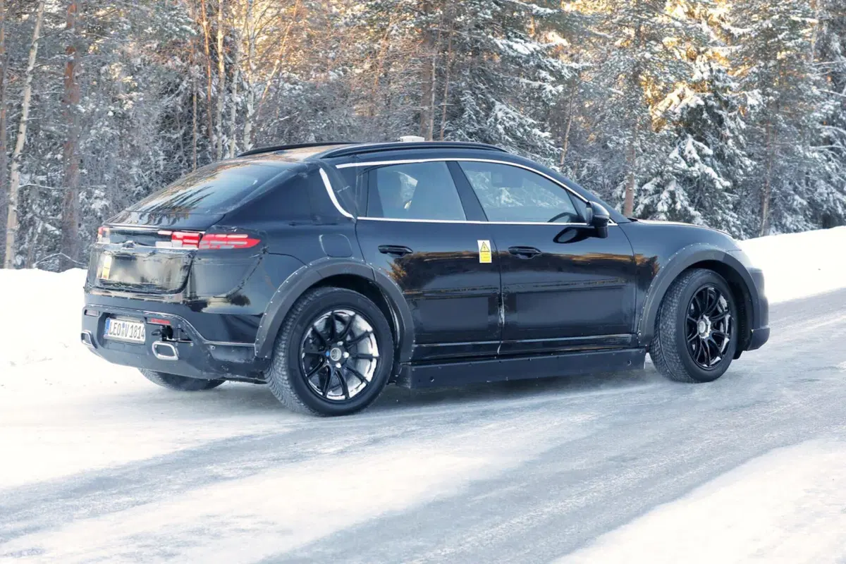 Porsche Cayenne, ecco il primo prototipo 100% elettrico [Foto Spia] (2)