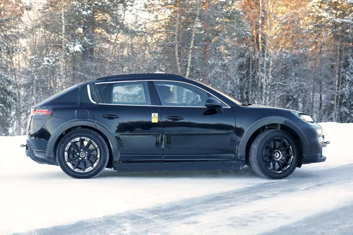 Porsche Cayenne, ecco il primo prototipo 100% elettrico [Foto Spia] (5)