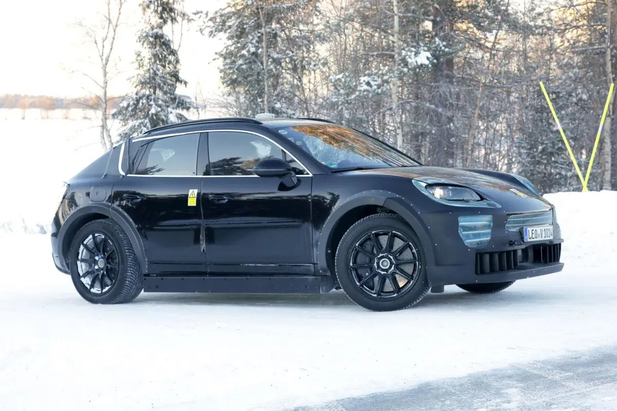 Porsche Cayenne, ecco il primo prototipo 100% elettrico [Foto Spia] (10)