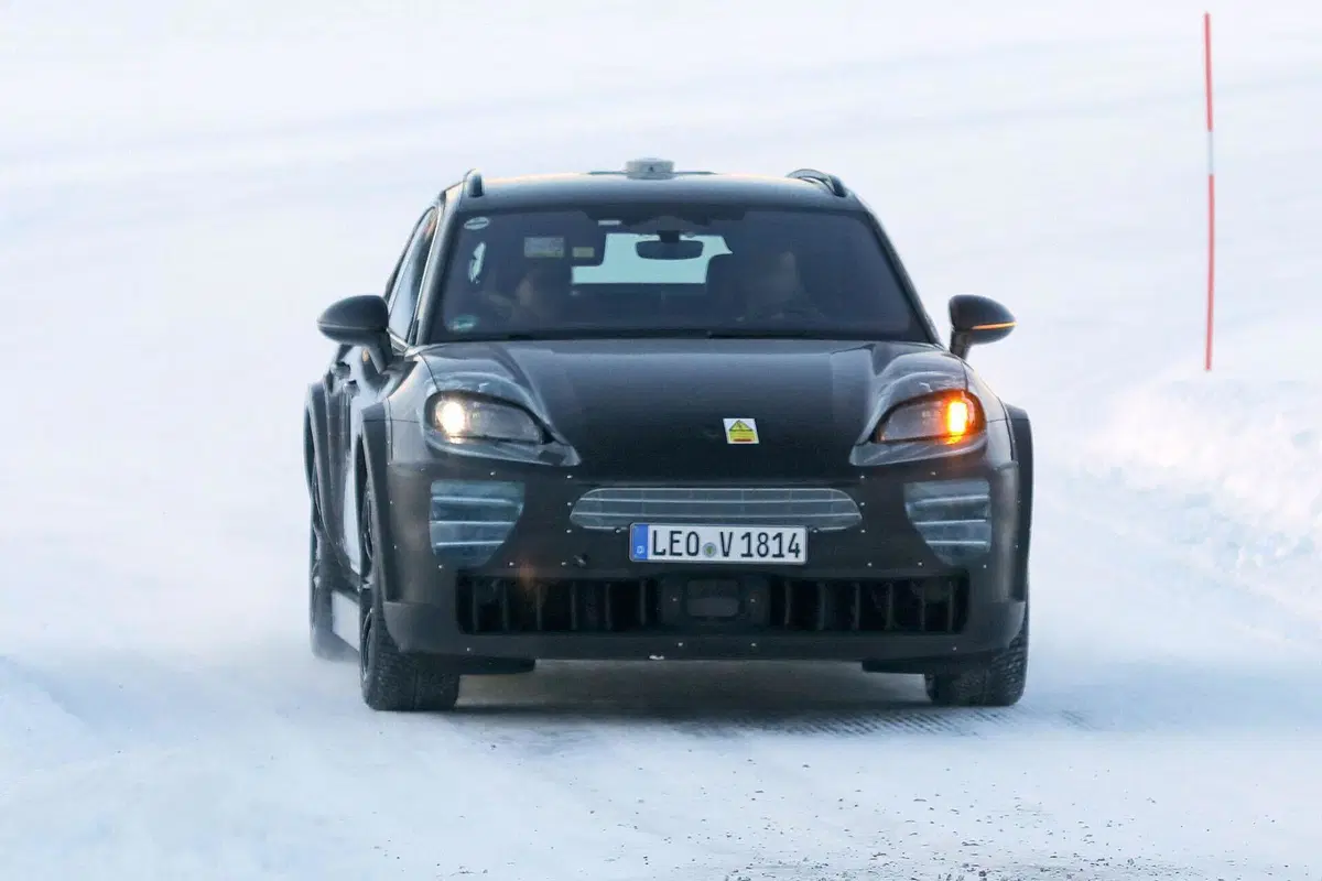 Porsche Cayenne, ecco il primo prototipo 100% elettrico [Foto Spia] (11)