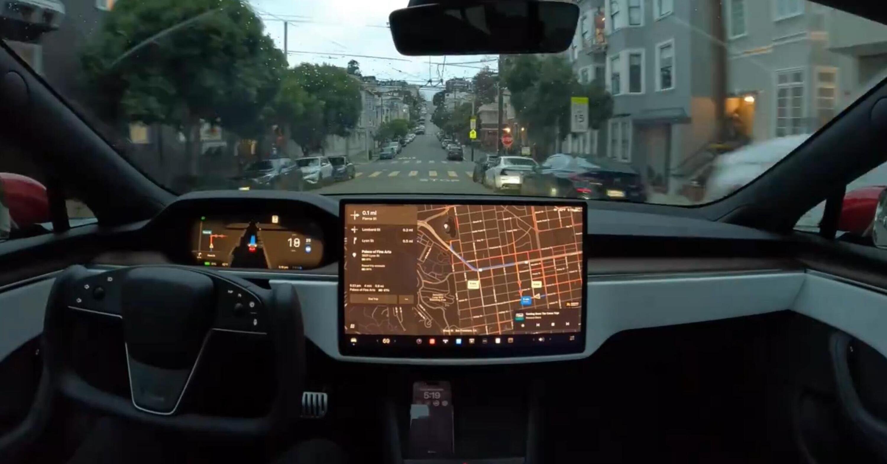Tesla: con il nuovo aggiornamento l&rsquo;Intelligenza Artificiale prende il controllo dell&rsquo;auto