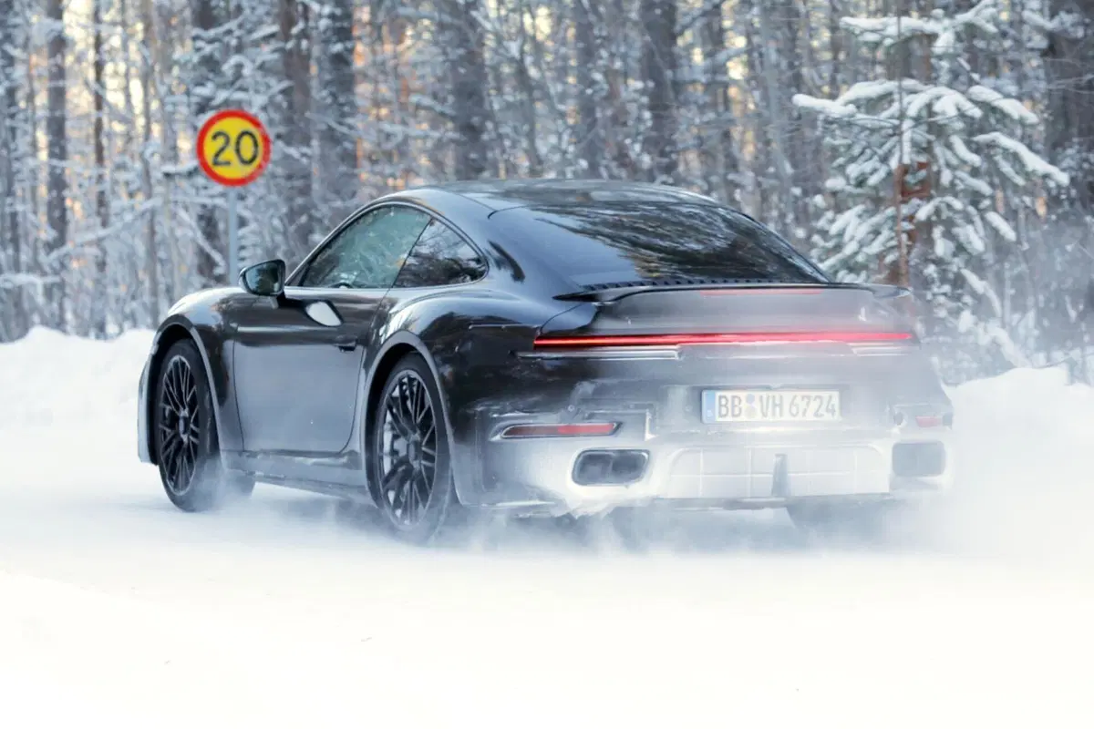 Porsche 911 Turbo, nel 2025 arriva il nuovo facelift ibrido [Foto Spia] (2)