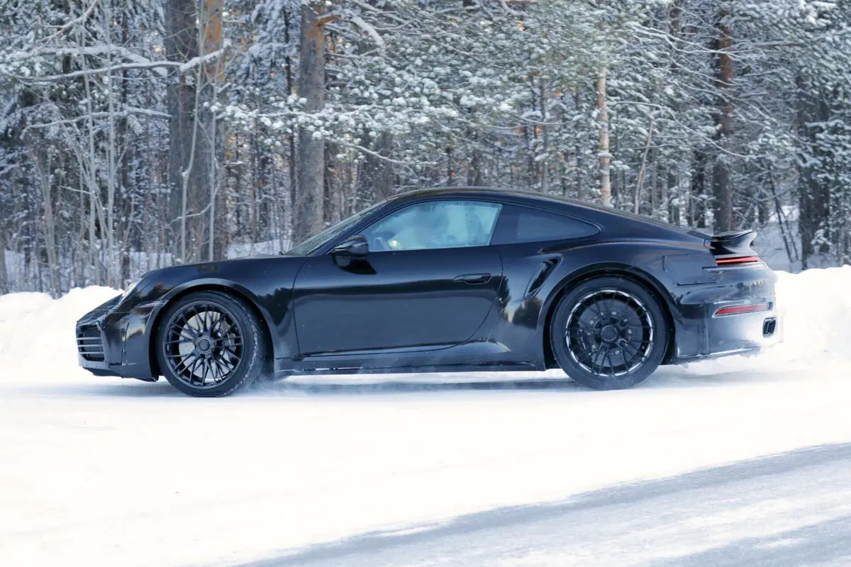 Porsche 911 Turbo, nel 2025 arriva il nuovo facelift ibrido [Foto Spia] (3)