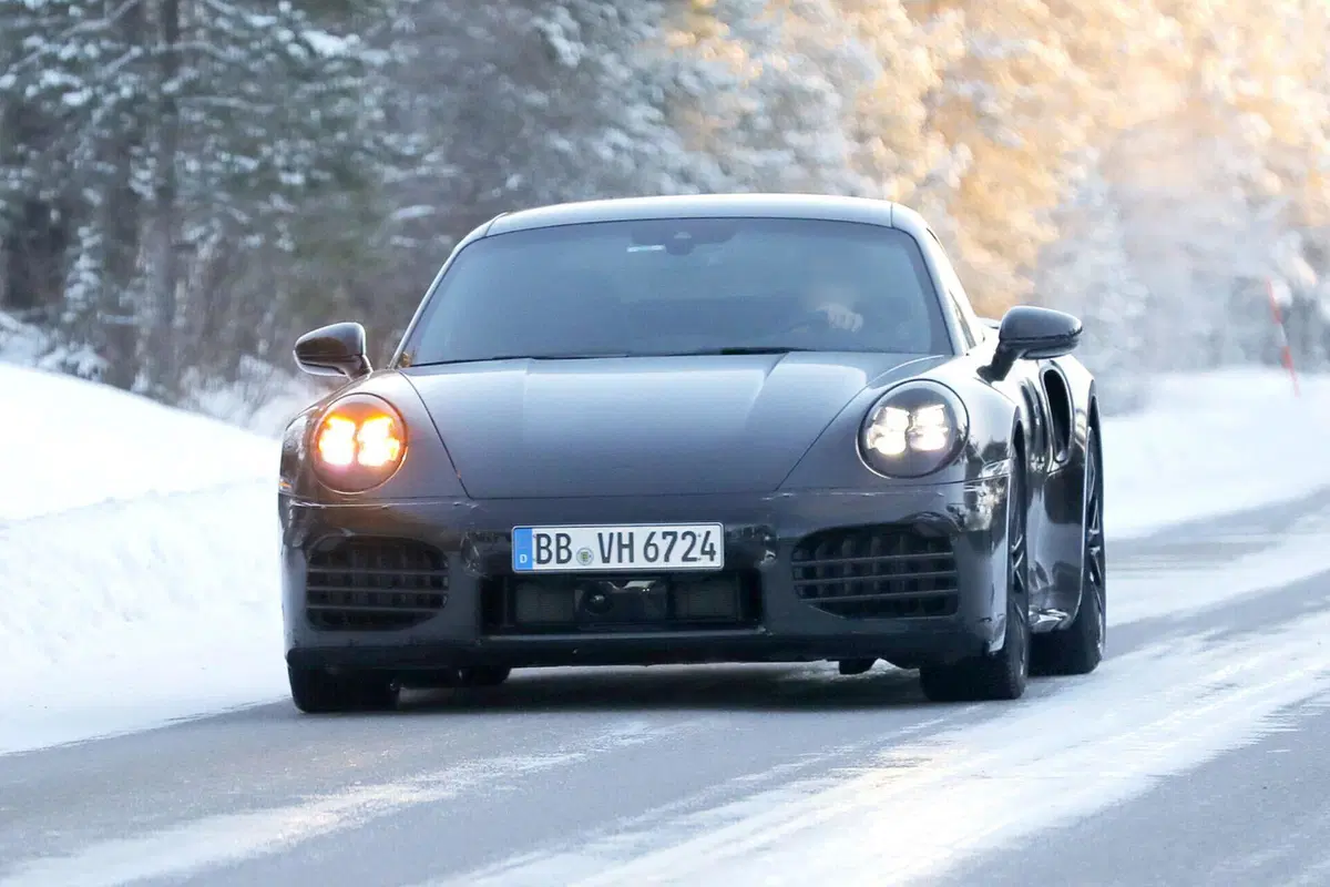 Porsche 911 Turbo, nel 2025 arriva il nuovo facelift ibrido [Foto Spia] (4)