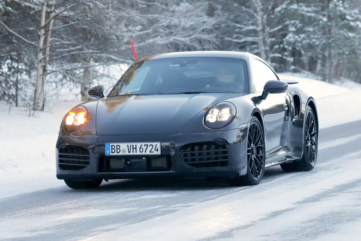 Porsche 911 Turbo, nel 2025 arriva il nuovo facelift ibrido [Foto Spia] (5)
