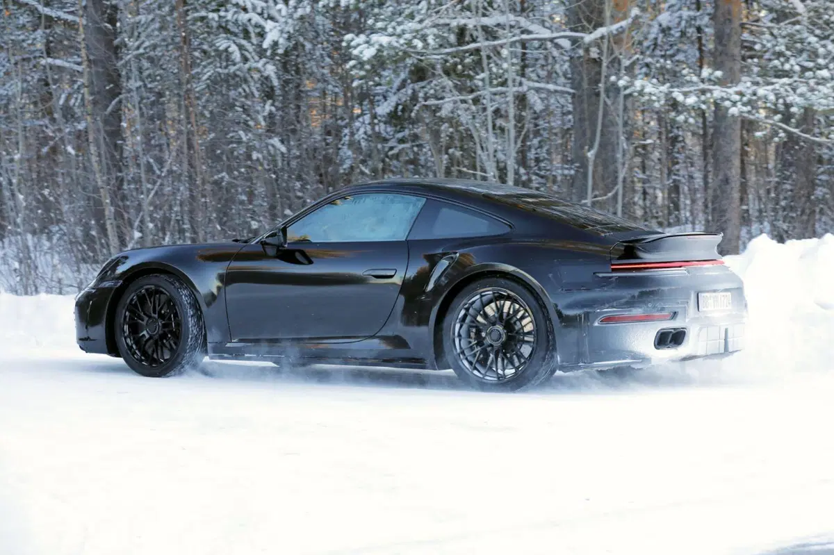 Porsche 911 Turbo, nel 2025 arriva il nuovo facelift ibrido [Foto Spia] (6)