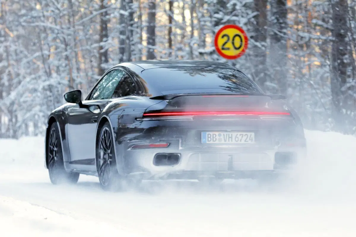 Porsche 911 Turbo, nel 2025 arriva il nuovo facelift ibrido [Foto Spia] (7)