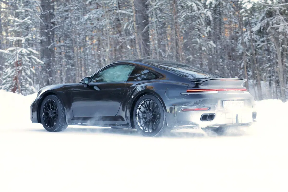 Porsche 911 Turbo, nel 2025 arriva il nuovo facelift ibrido [Foto Spia] (8)