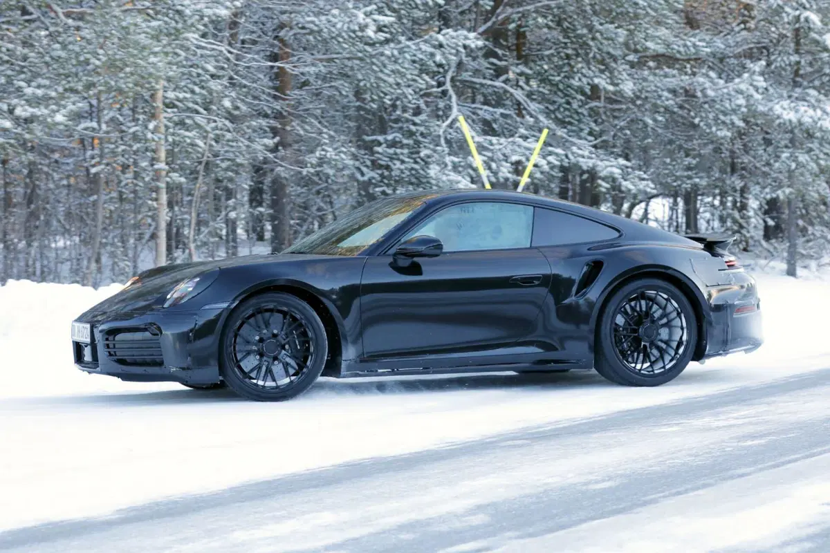 Porsche 911 Turbo, nel 2025 arriva il nuovo facelift ibrido [Foto Spia] (11)
