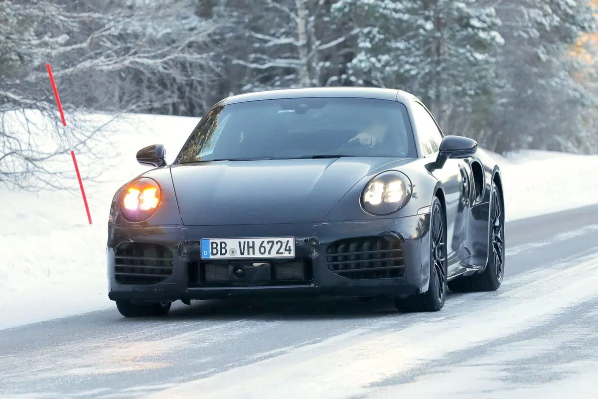 Porsche 911 Turbo, nel 2025 arriva il nuovo facelift ibrido [Foto Spia] (9)