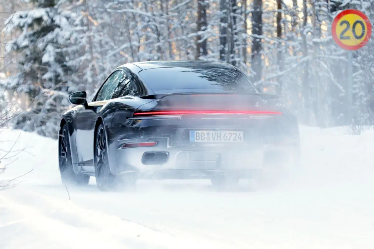 Porsche 911 Turbo, nel 2025 arriva il nuovo facelift ibrido [Foto Spia] (10)