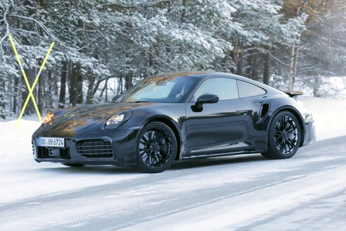 Porsche 911 Turbo, nel 2025 arriva il nuovo facelift ibrido [Foto Spia] (12)