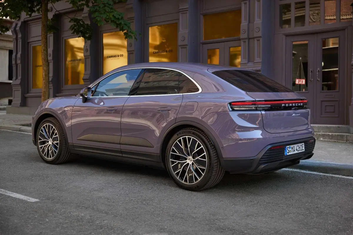 Porsche Macan Elettrica: ecco com'è fatta dal vivo, dotazioni, caratteristiche tecniche e prezzi (6)