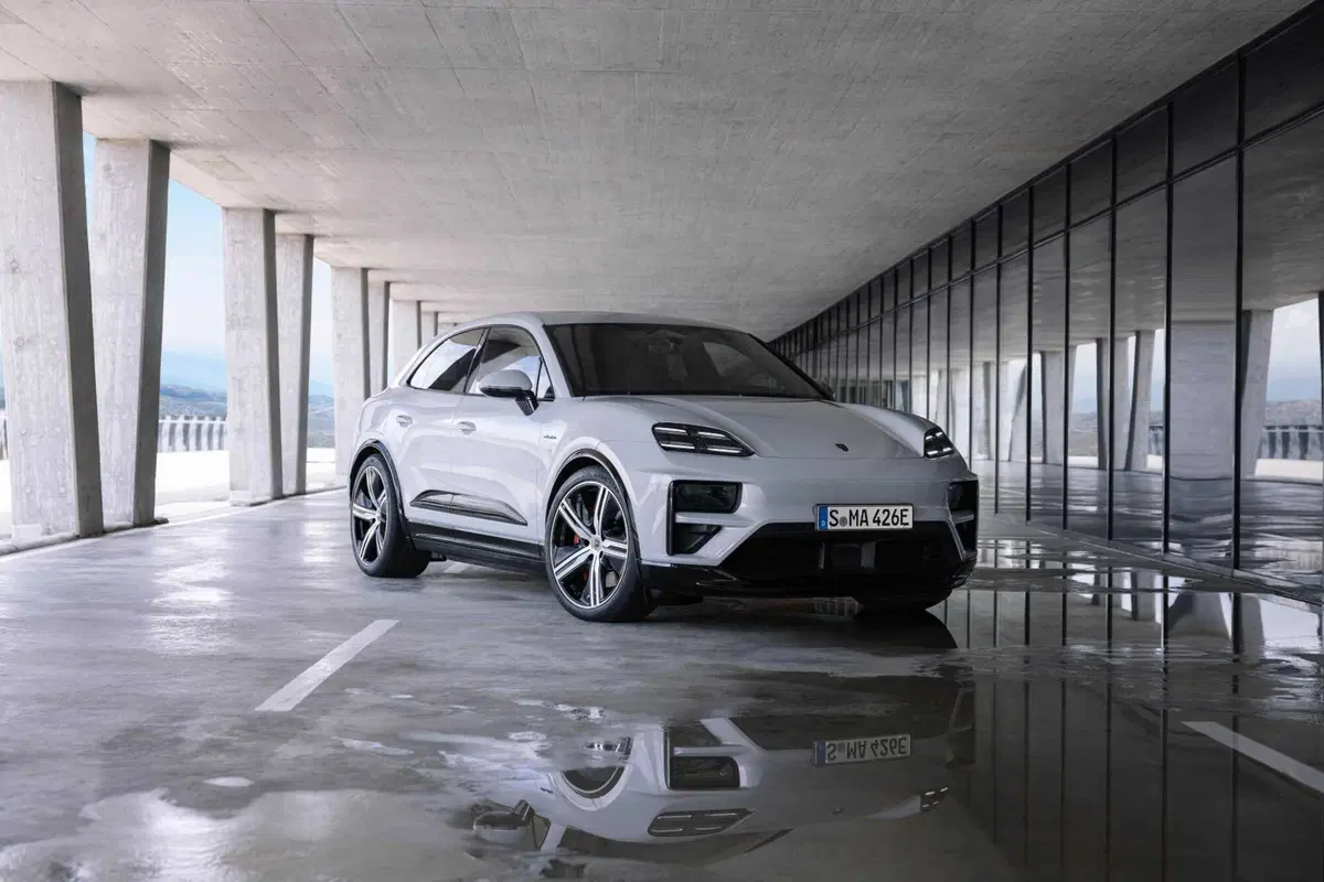 Porsche Macan Elettrica: ecco com'è fatta dal vivo, dotazioni, caratteristiche tecniche e prezzi (11)