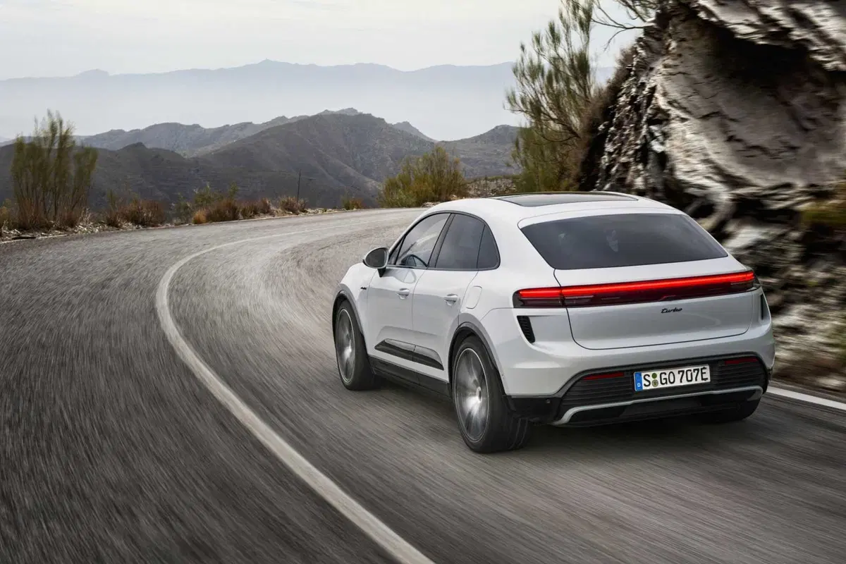 Porsche Macan Elettrica: ecco com'è fatta dal vivo, dotazioni, caratteristiche tecniche e prezzi (13)