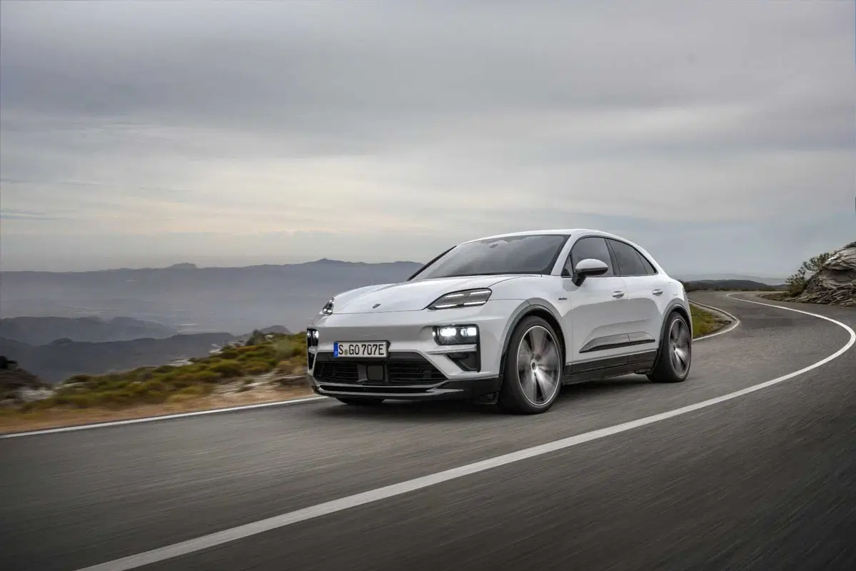 Porsche Macan Elettrica: ecco com'è fatta dal vivo, dotazioni, caratteristiche tecniche e prezzi (14)