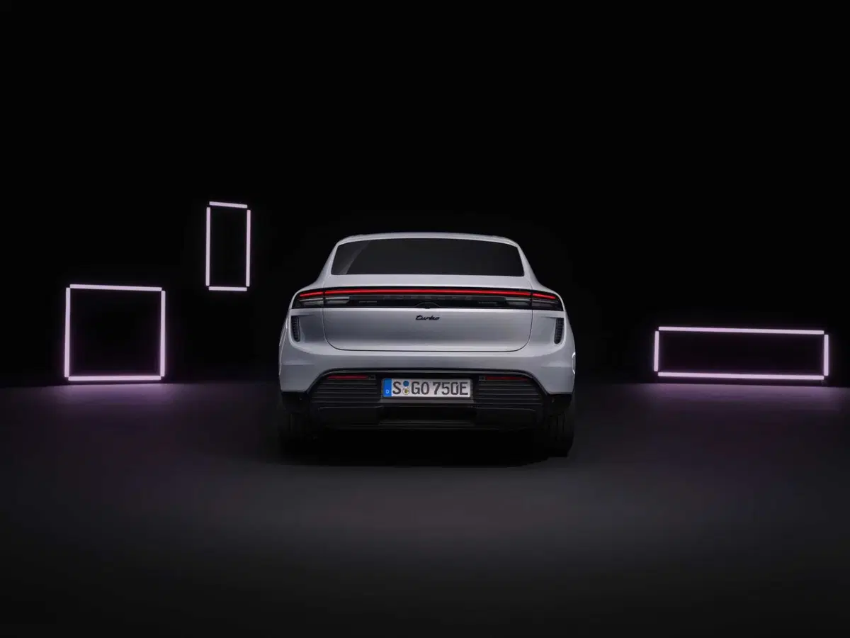 Porsche Macan Elettrica: ecco com'è fatta dal vivo, dotazioni, caratteristiche tecniche e prezzi (8)