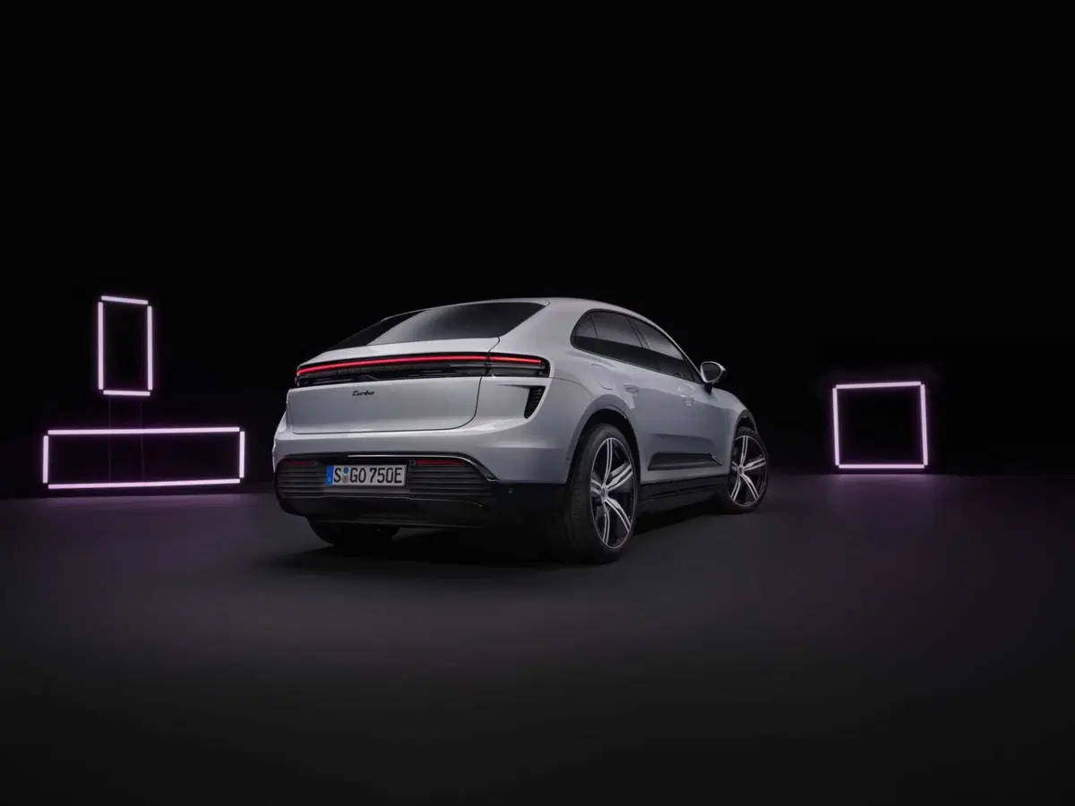 Porsche Macan Elettrica: ecco com'è fatta dal vivo, dotazioni, caratteristiche tecniche e prezzi (9)