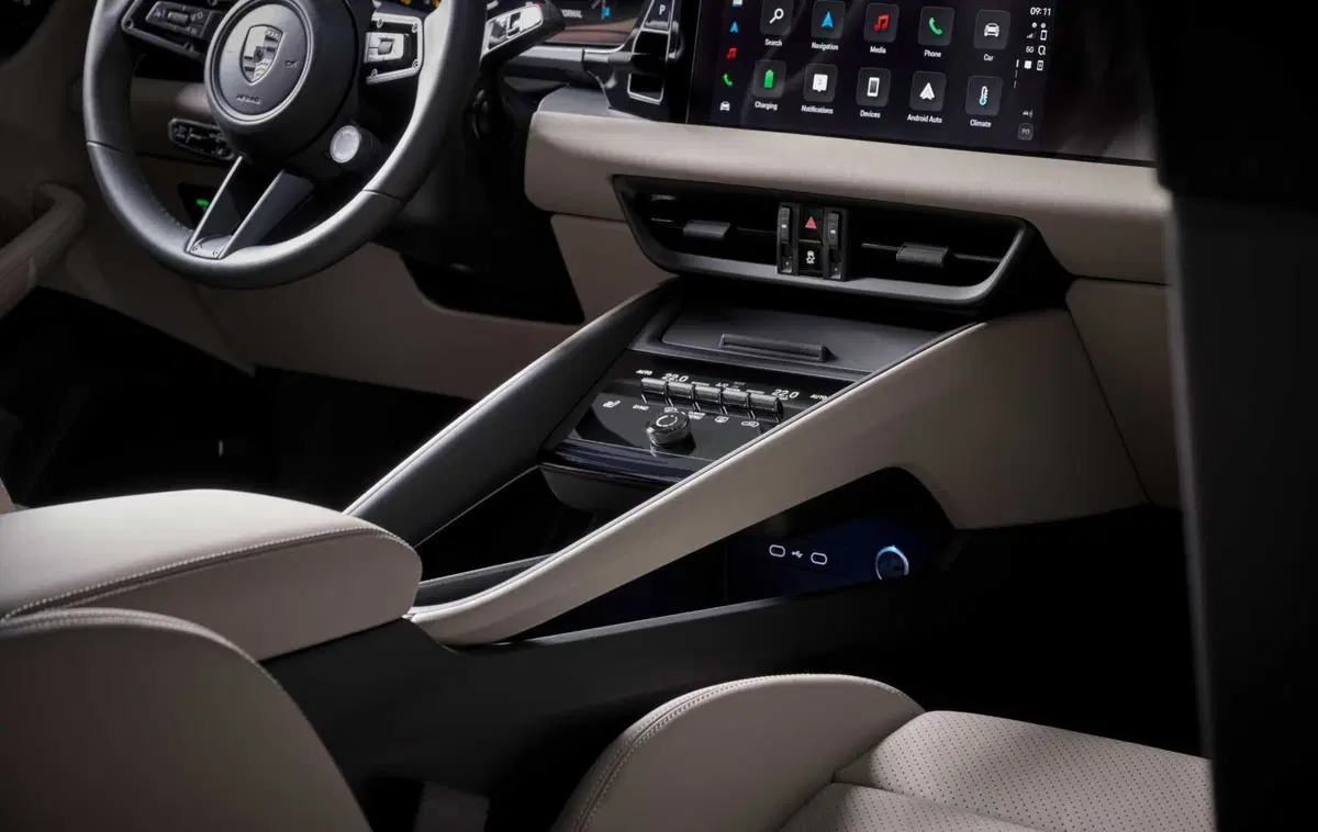 Porsche Macan Elettrica: ecco com'è fatta dal vivo, dotazioni, caratteristiche tecniche e prezzi (15)