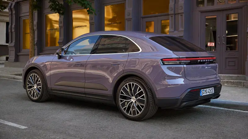 Porsche Macan Elettrica: ecco com'&egrave; fatta dal vivo, dotazioni, scheda tecnica e prezzi [VIDEO]