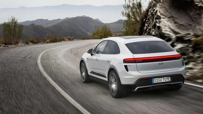 Porsche: ok la Macan elettrica, ma il bando dei motori termici nella UE deve essere spostato