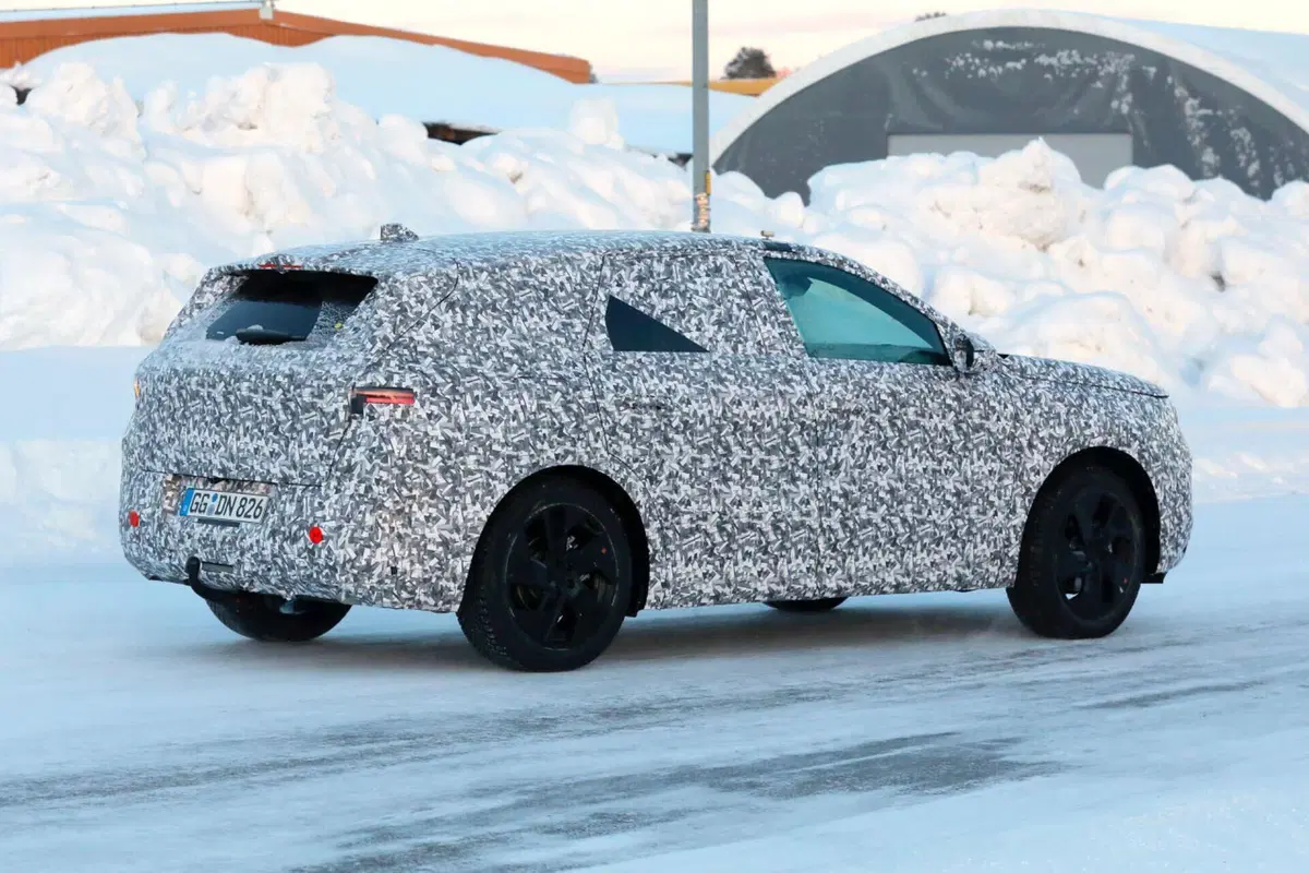 Opel Grandland, ecco la nuova generazione [Foto Spia] (10)